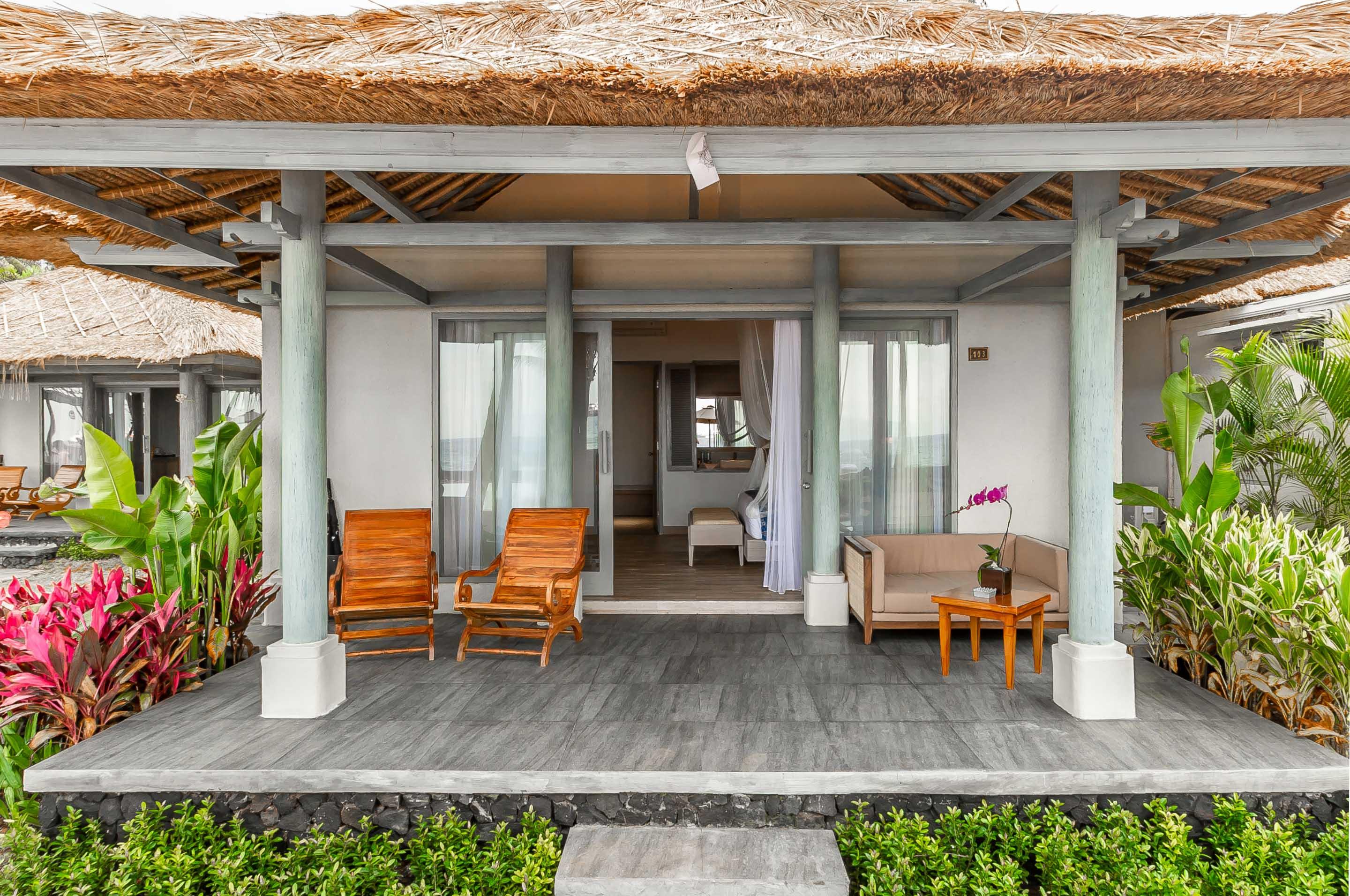 ニルワナ ビーチ アンド リゾート チャンディダサ エクステリア 写真 A beachfront villa at the resort