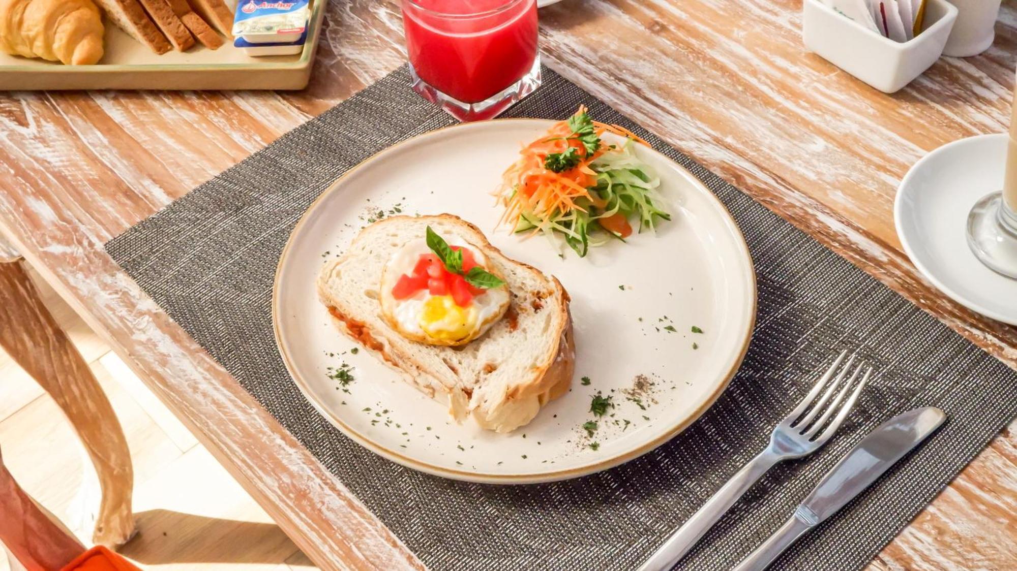 ニルワナ ビーチ アンド リゾート チャンディダサ エクステリア 写真 A typical breakfast in the Netherlands