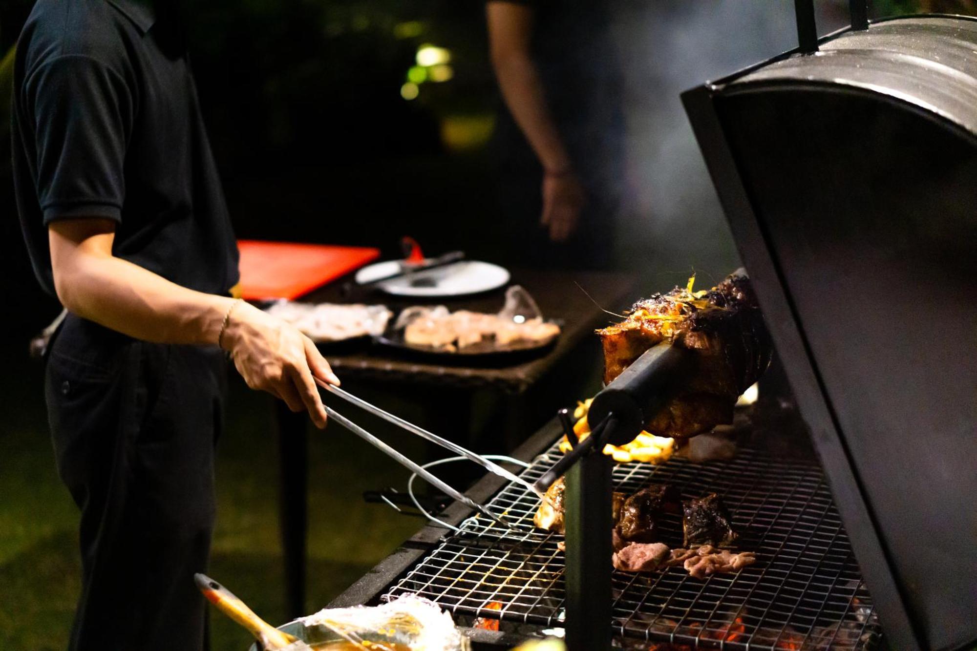 ニルワナ ビーチ アンド リゾート チャンディダサ エクステリア 写真 A barbecue