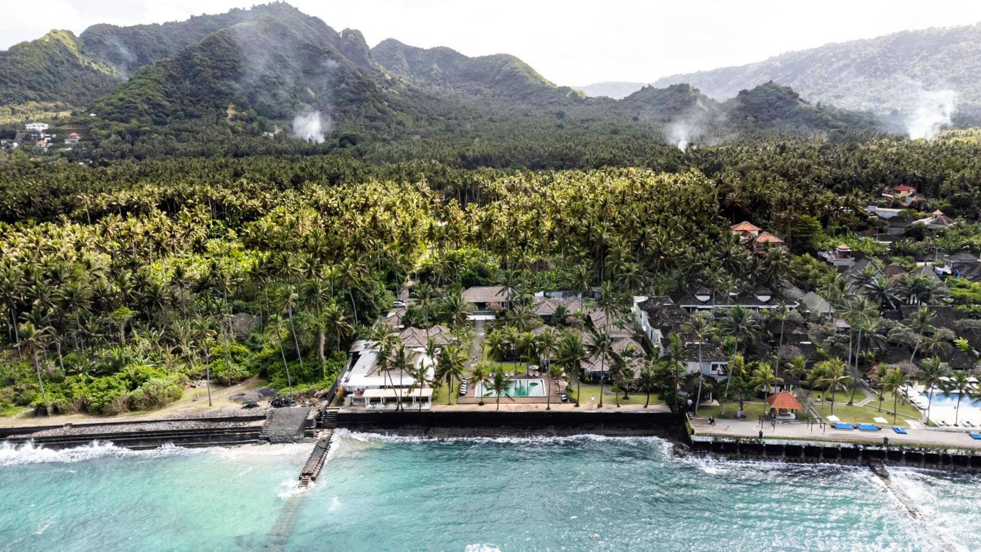 ニルワナ ビーチ アンド リゾート チャンディダサ エクステリア 写真 Aerial view of the resort