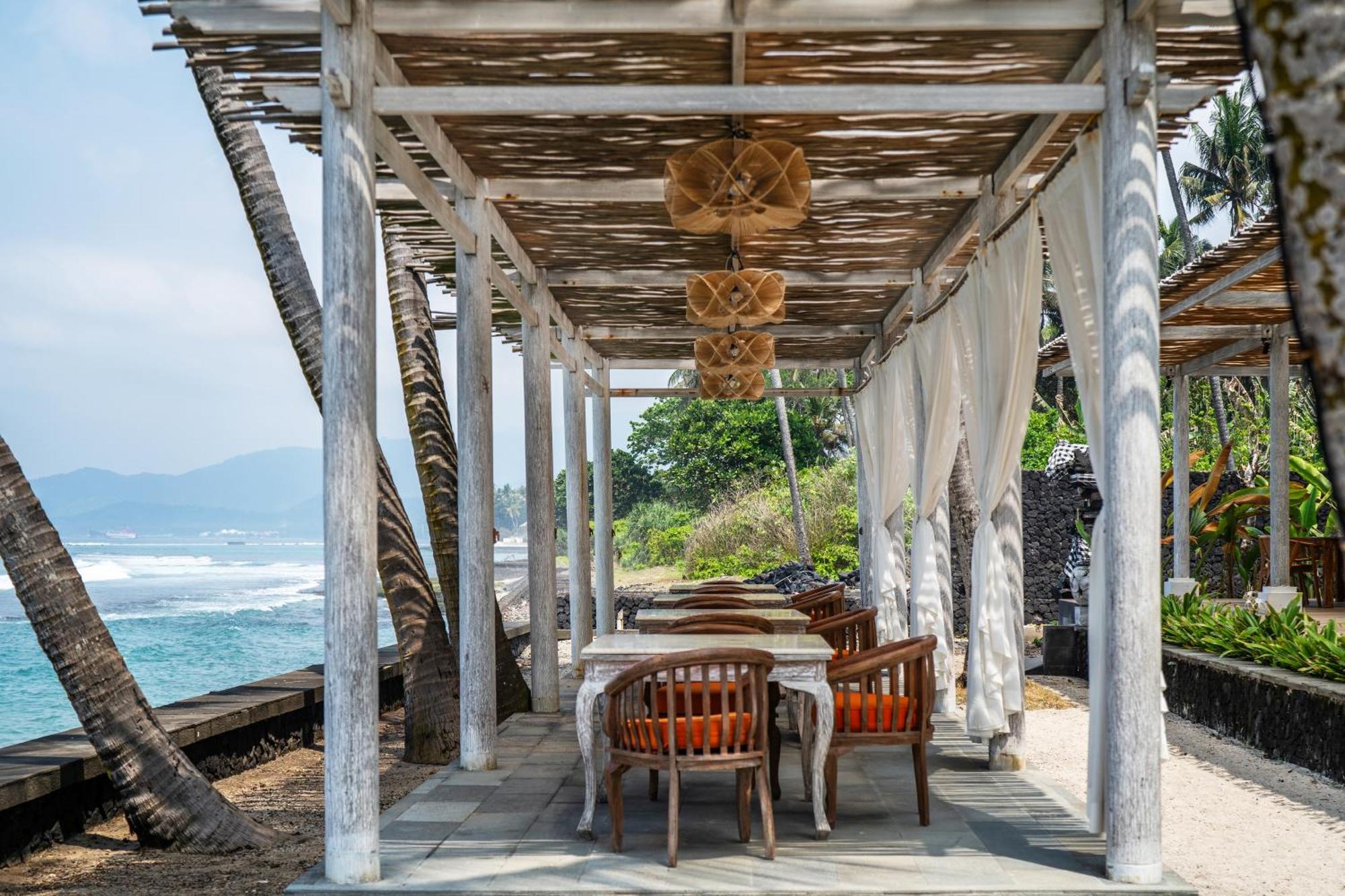 ニルワナ ビーチ アンド リゾート チャンディダサ エクステリア 写真 The Beach Bar