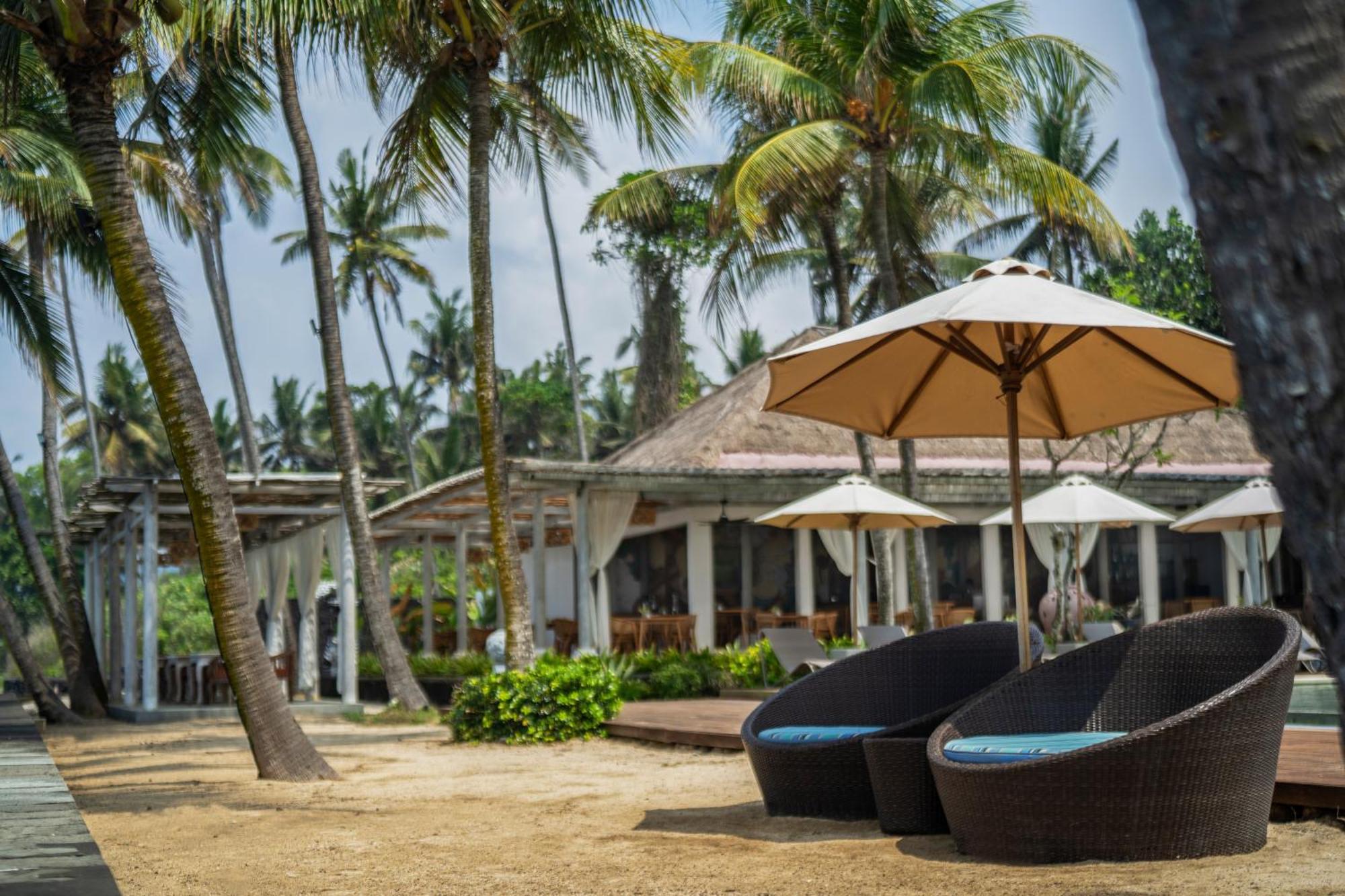 ニルワナ ビーチ アンド リゾート チャンディダサ エクステリア 写真 The beach at the resort
