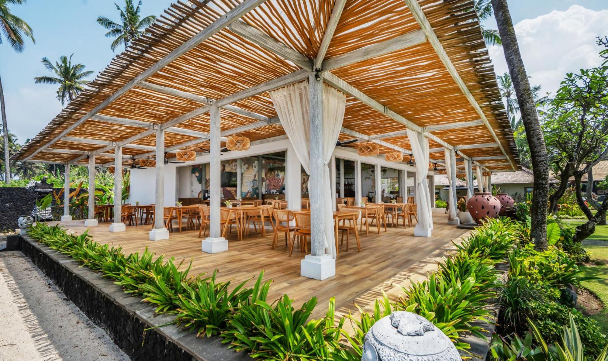 ニルワナ ビーチ アンド リゾート チャンディダサ エクステリア 写真 The restaurant at the resort