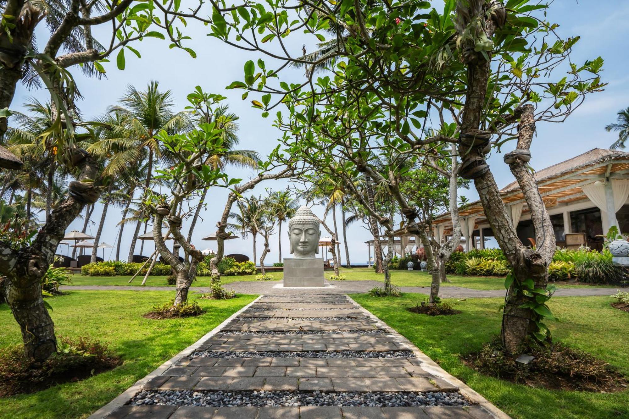 ニルワナ ビーチ アンド リゾート チャンディダサ エクステリア 写真 The resort's gardens