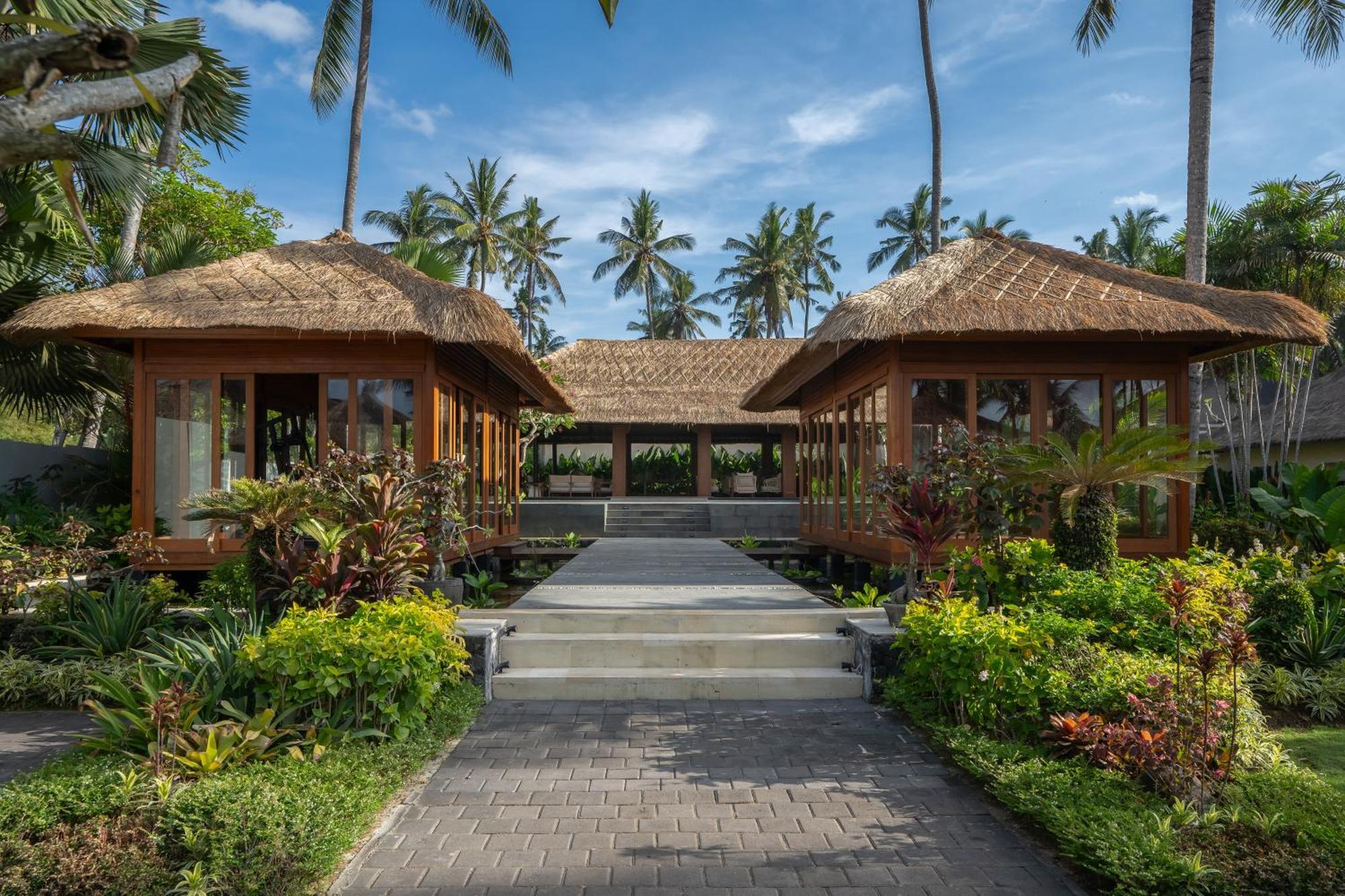 ニルワナ ビーチ アンド リゾート チャンディダサ エクステリア 写真 The resort's main entrance