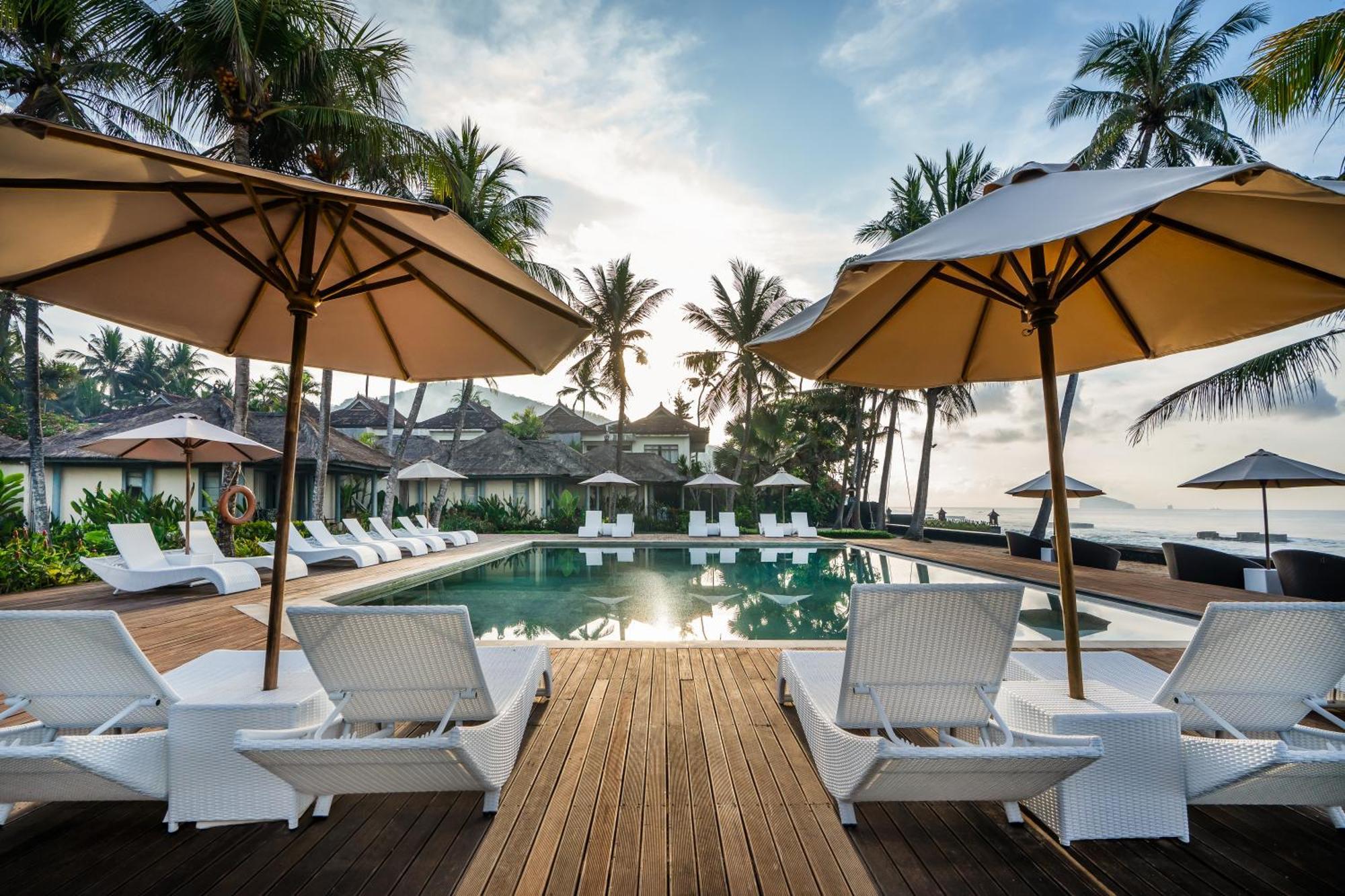 ニルワナ ビーチ アンド リゾート チャンディダサ エクステリア 写真 The swimming pool at the resort