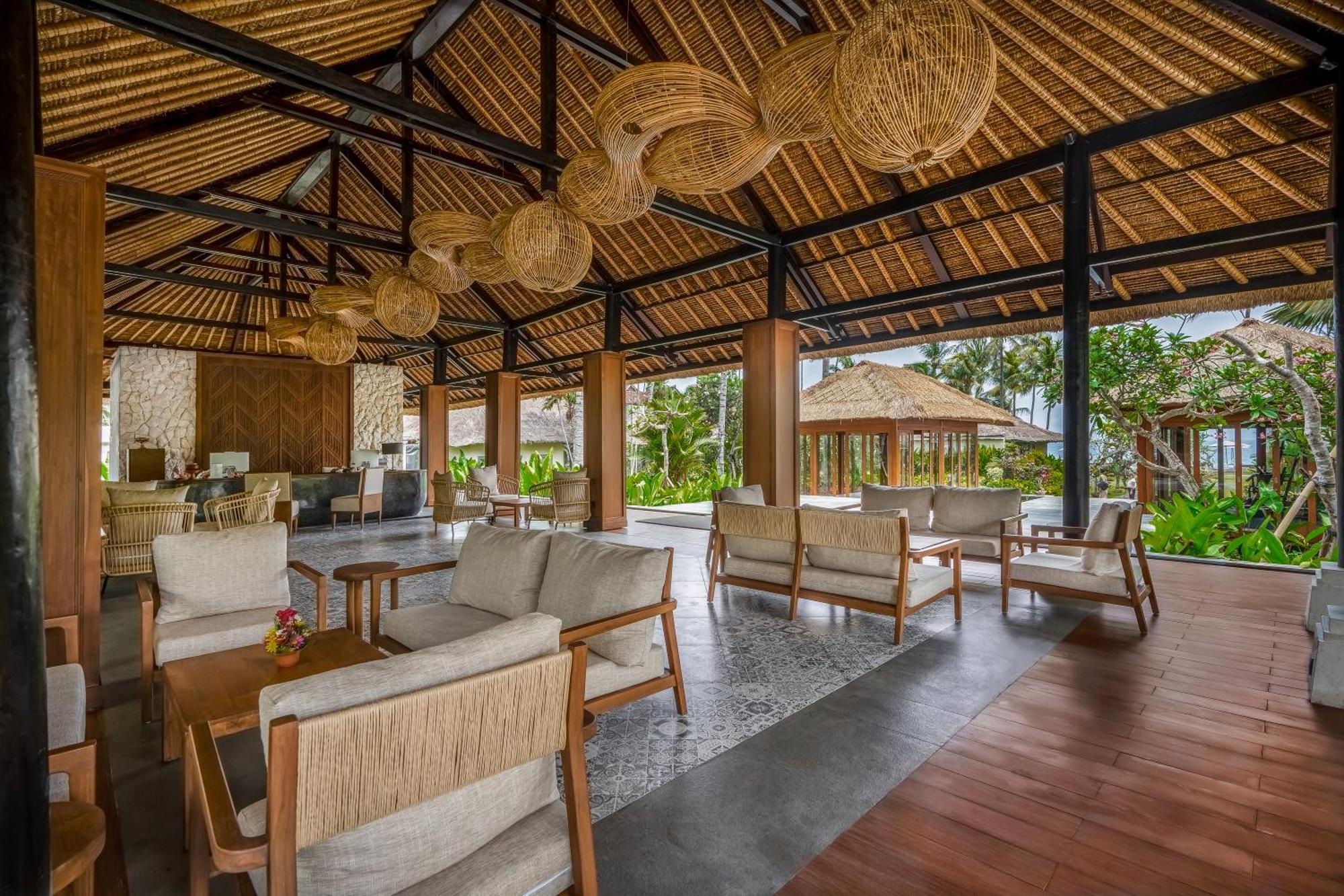 ニルワナ ビーチ アンド リゾート チャンディダサ エクステリア 写真 The resort's lobby