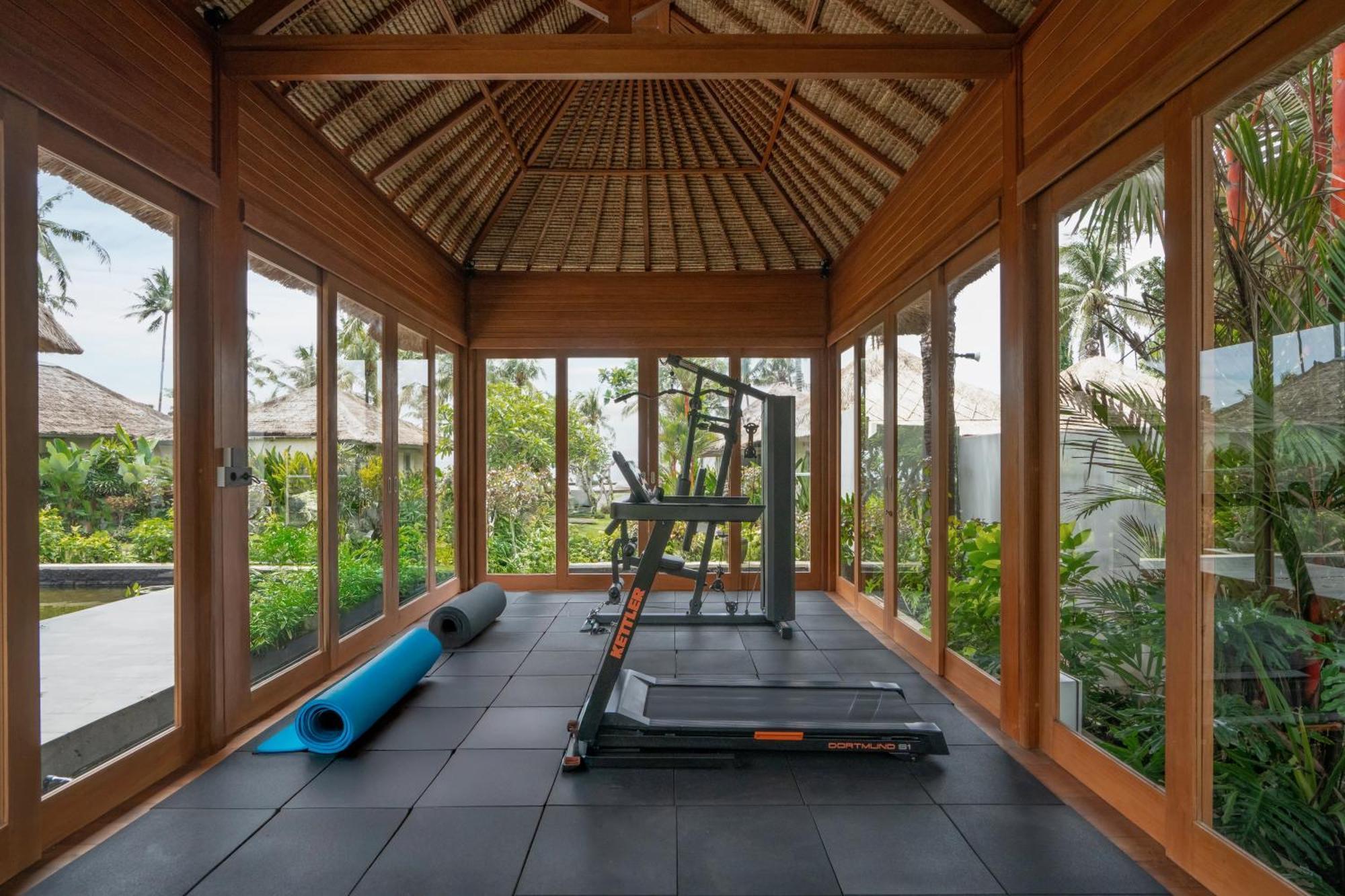 ニルワナ ビーチ アンド リゾート チャンディダサ エクステリア 写真 The gym at the resort