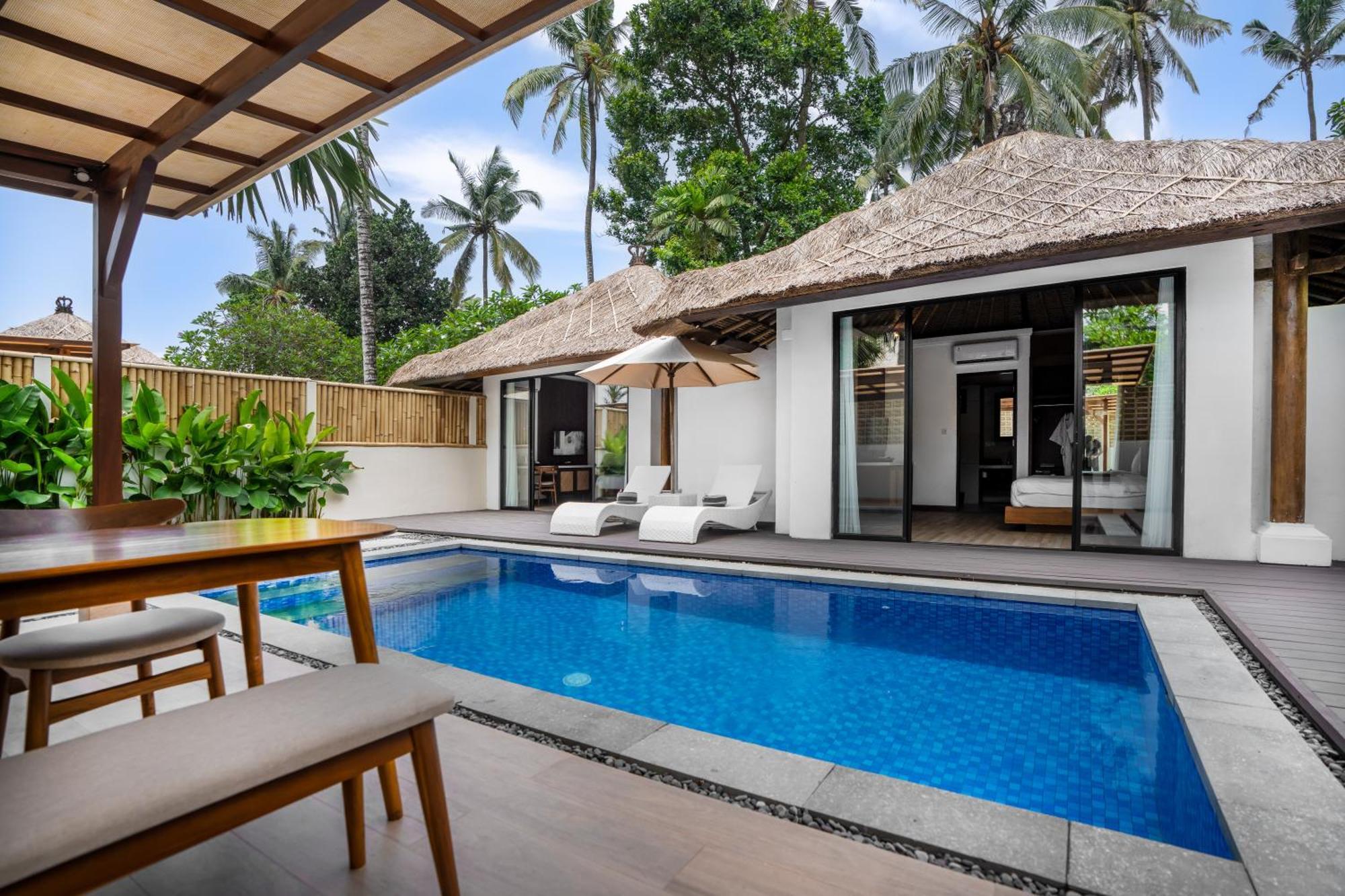 ニルワナ ビーチ アンド リゾート チャンディダサ エクステリア 写真 A pool villa at the resort